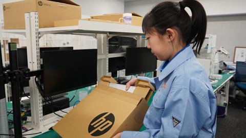 パソコンを箱に入れる作業